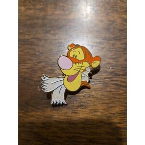 57514    DS‎ - Winnie the Pooh and Friends Winter Scarf- Tigger Pin 57514